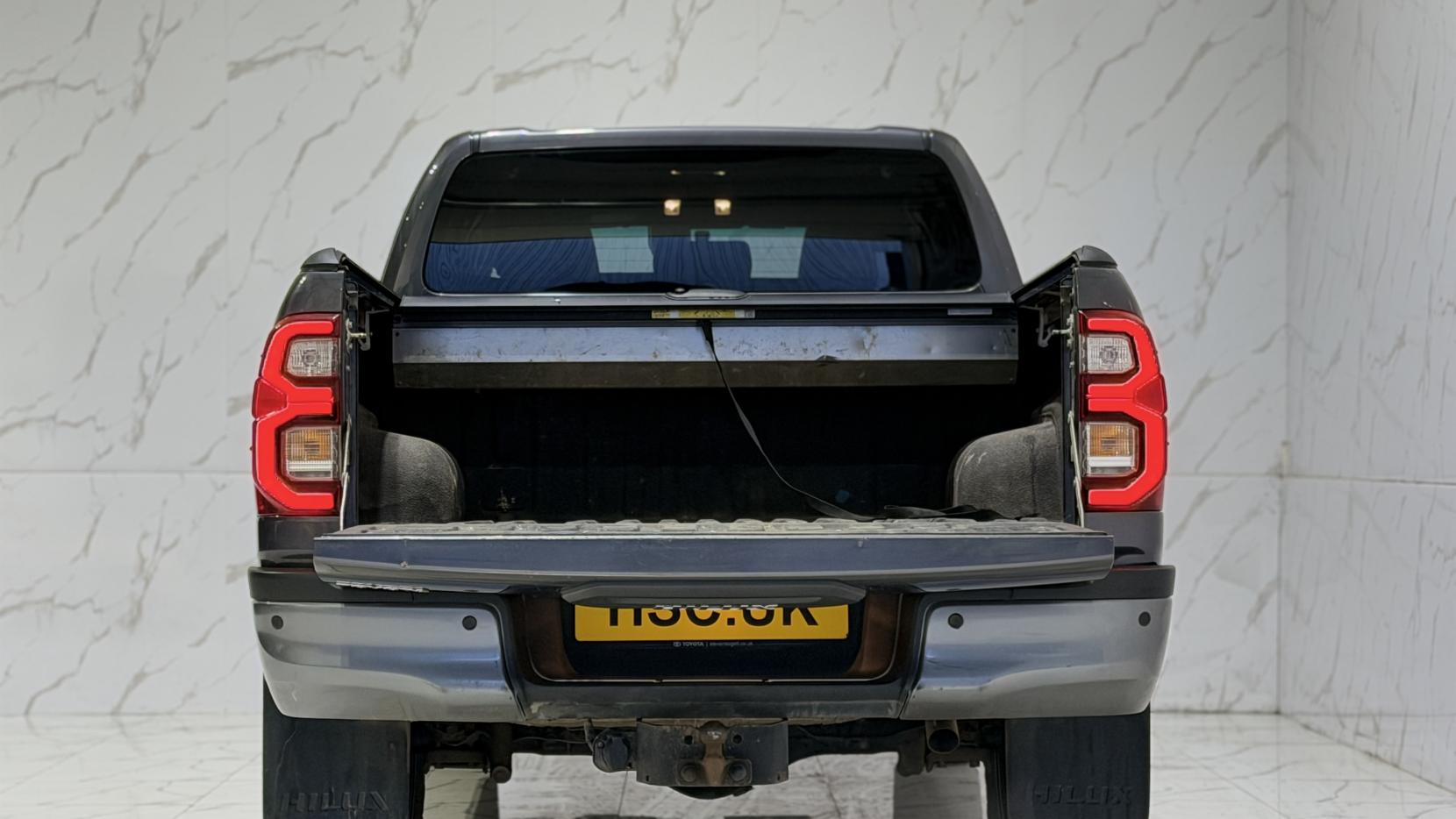 Toyota Hilux 2.8 D-4D Invincible X Pickup Double Cab 4dr Diesel Auto 4WD Euro 6 (s/s) (204 ps)