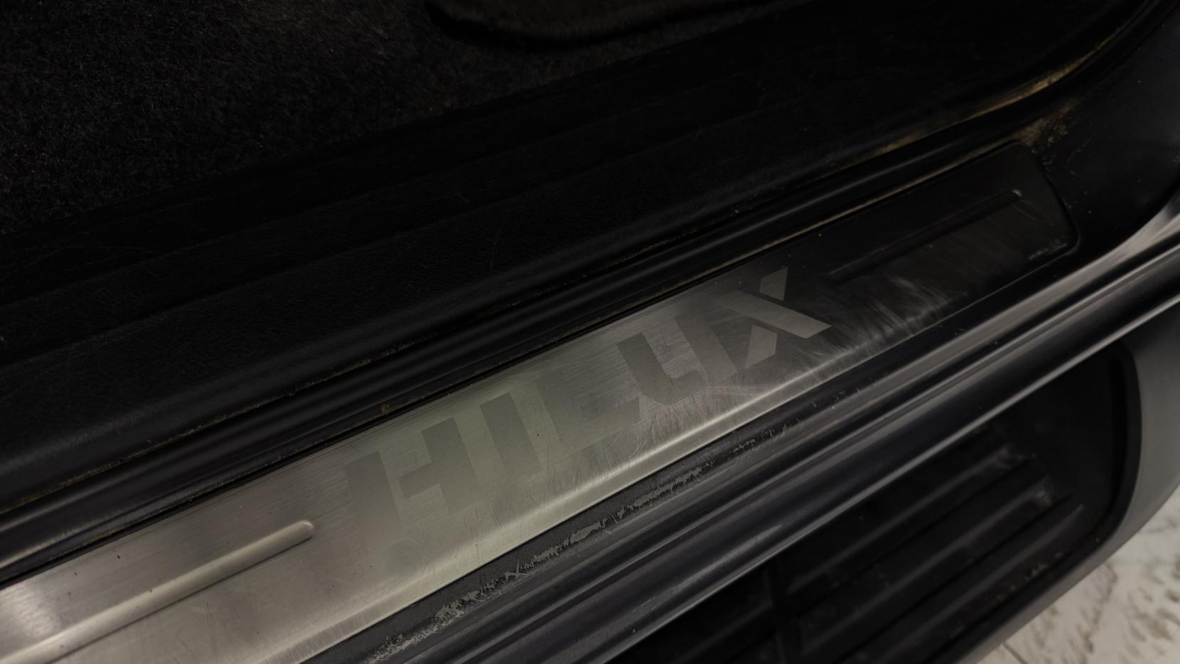 Toyota Hilux 2.8 D-4D Invincible X Pickup Double Cab 4dr Diesel Auto 4WD Euro 6 (s/s) (204 ps)