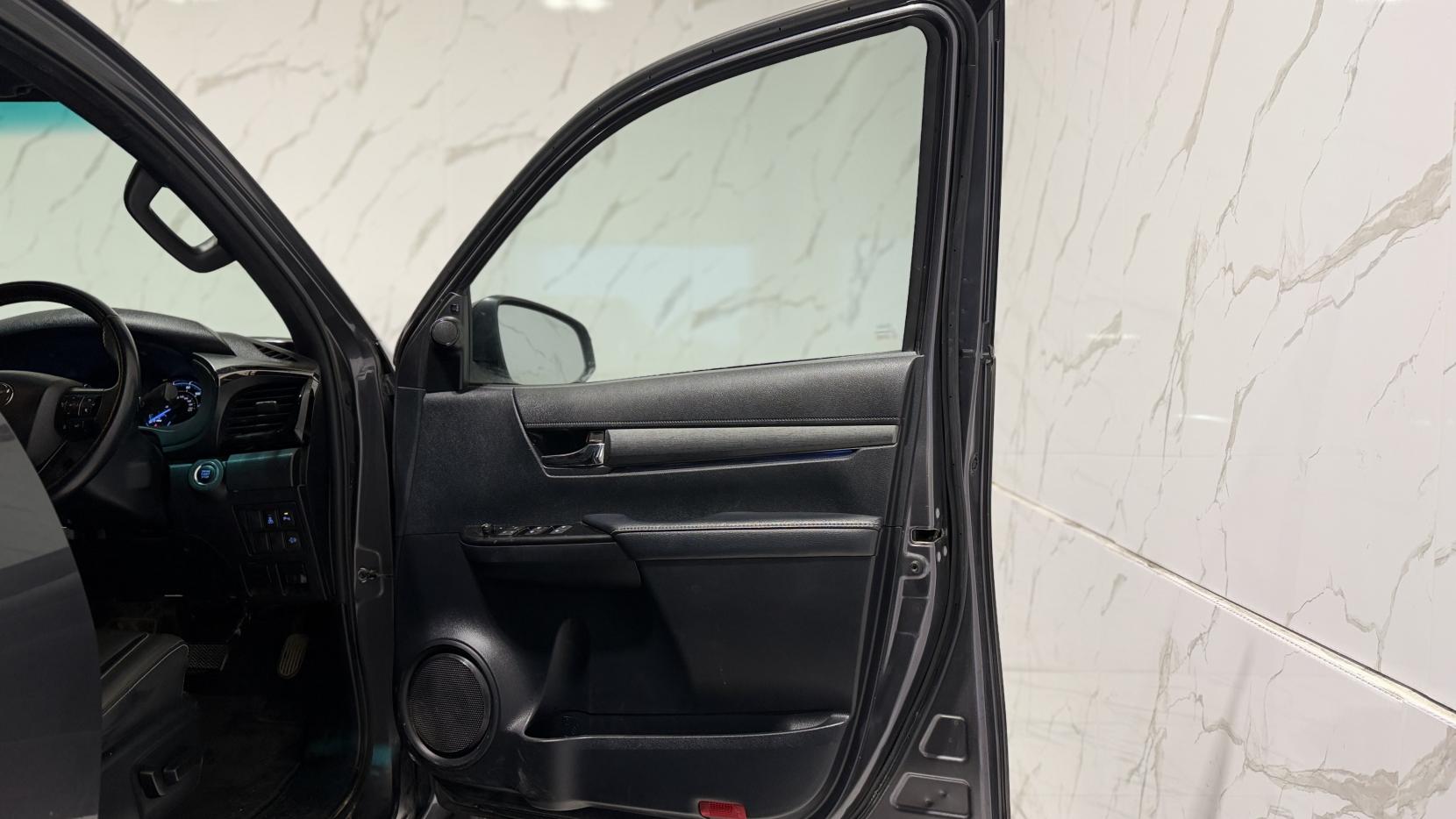 Toyota Hilux 2.8 D-4D Invincible X Pickup Double Cab 4dr Diesel Auto 4WD Euro 6 (s/s) (204 ps)