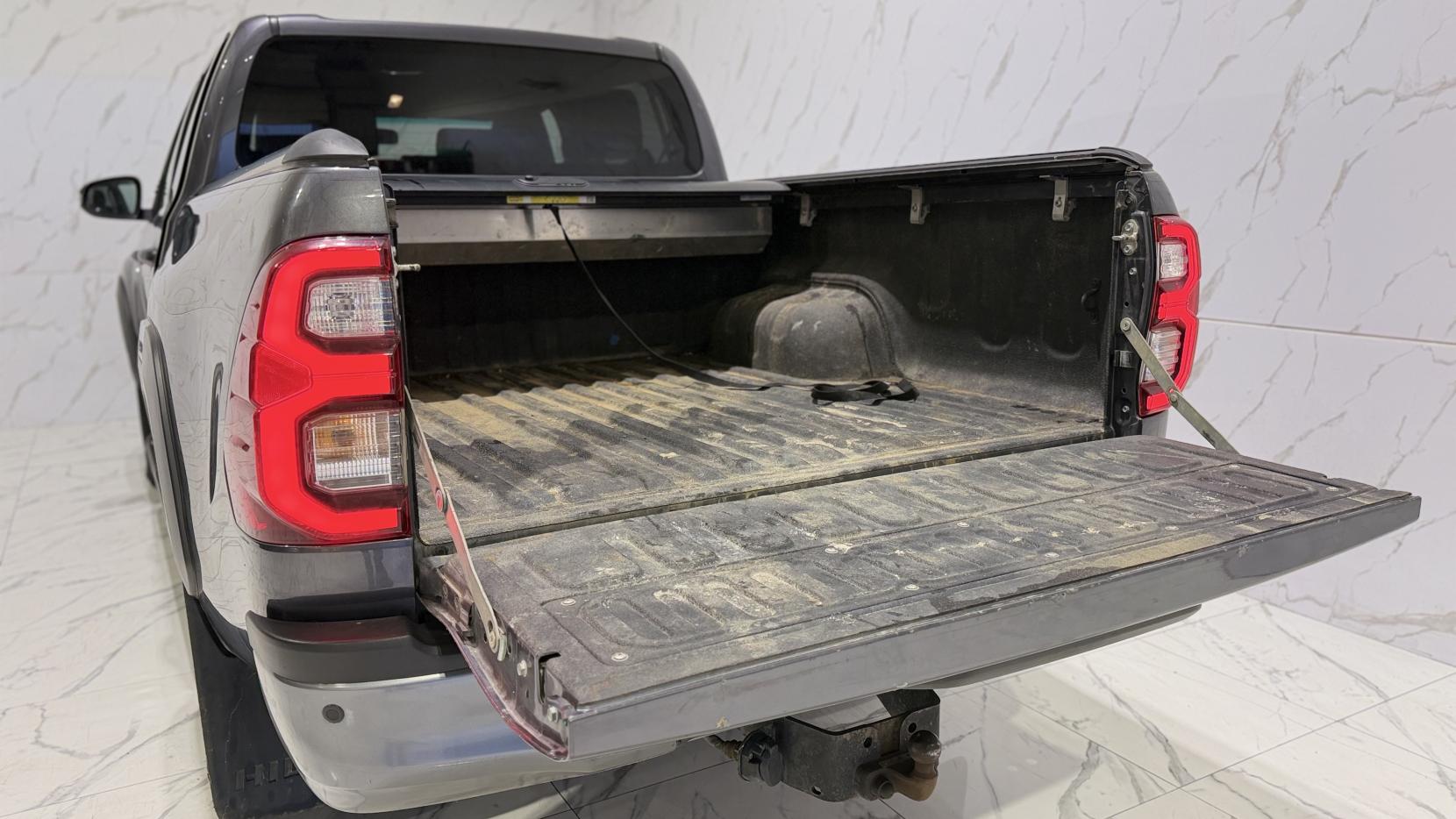 Toyota Hilux 2.8 D-4D Invincible X Pickup Double Cab 4dr Diesel Auto 4WD Euro 6 (s/s) (204 ps)