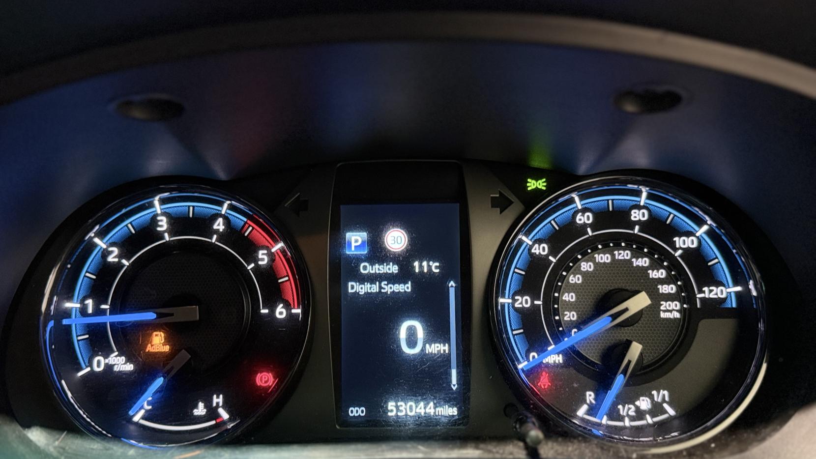 Toyota Hilux 2.8 D-4D Invincible X Pickup Double Cab 4dr Diesel Auto 4WD Euro 6 (s/s) (204 ps)