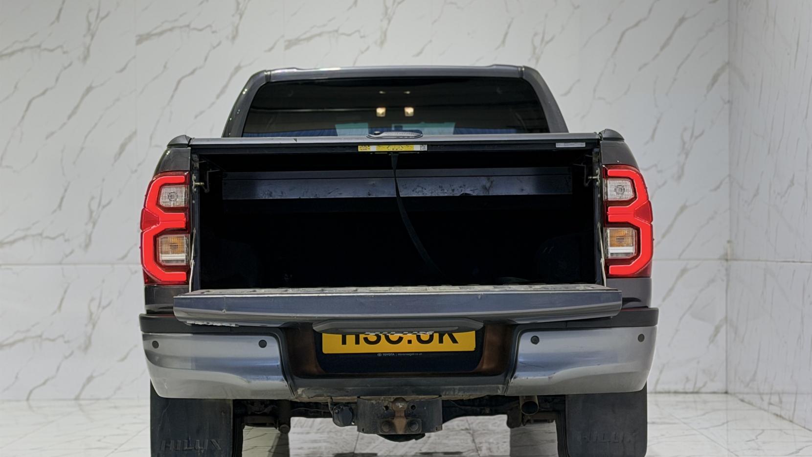 Toyota Hilux 2.8 D-4D Invincible X Pickup Double Cab 4dr Diesel Auto 4WD Euro 6 (s/s) (204 ps)
