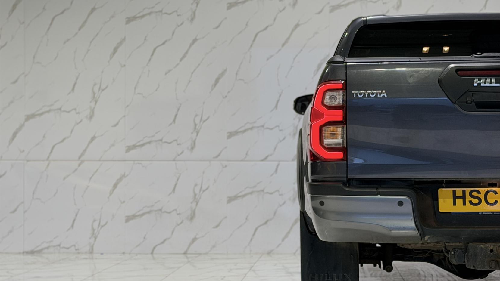 Toyota Hilux 2.8 D-4D Invincible X Pickup Double Cab 4dr Diesel Auto 4WD Euro 6 (s/s) (204 ps)