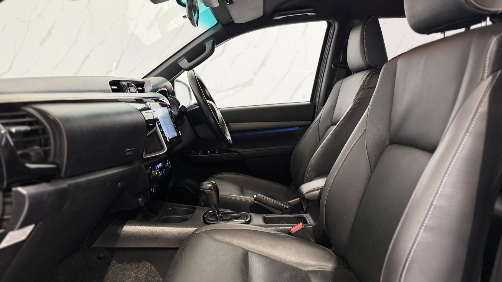 Toyota Hilux 2.8 D-4D Invincible X Pickup Double Cab 4dr Diesel Auto 4WD Euro 6 (s/s) (204 ps)