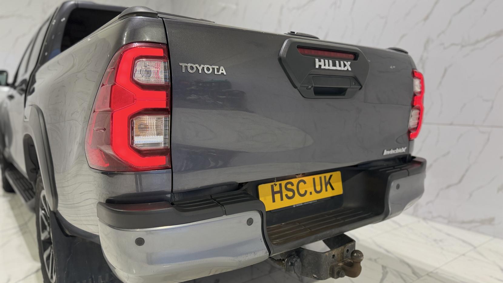 Toyota Hilux 2.8 D-4D Invincible X Pickup Double Cab 4dr Diesel Auto 4WD Euro 6 (s/s) (204 ps)