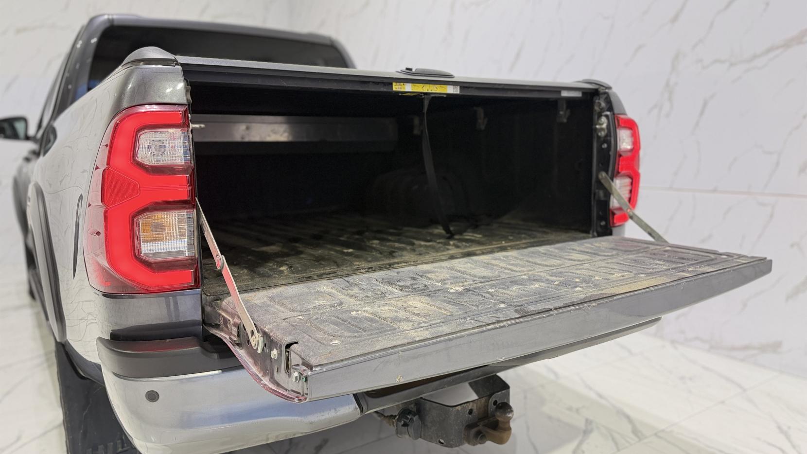 Toyota Hilux 2.8 D-4D Invincible X Pickup Double Cab 4dr Diesel Auto 4WD Euro 6 (s/s) (204 ps)