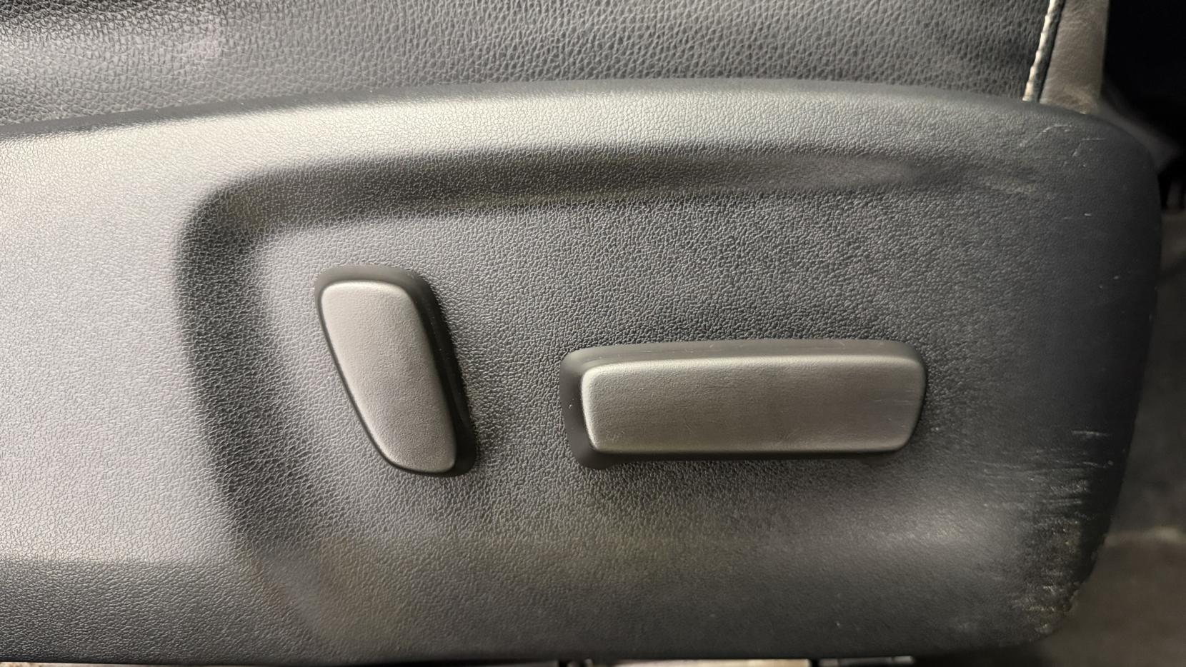 Toyota Hilux 2.8 D-4D Invincible X Pickup Double Cab 4dr Diesel Auto 4WD Euro 6 (s/s) (204 ps)