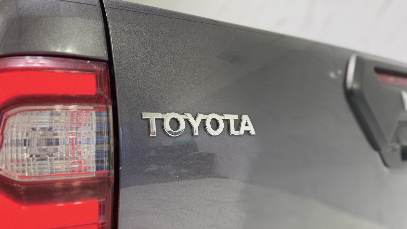 Toyota Hilux 2.8 D-4D Invincible X Pickup Double Cab 4dr Diesel Auto 4WD Euro 6 (s/s) (204 ps)