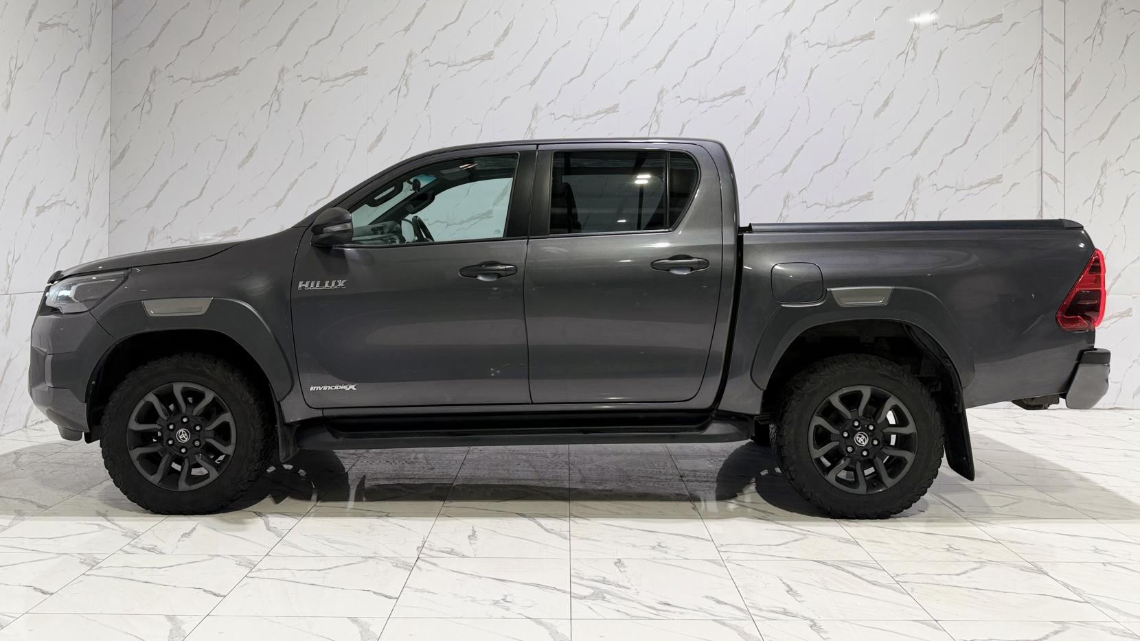 Toyota Hilux 2.8 D-4D Invincible X Pickup Double Cab 4dr Diesel Auto 4WD Euro 6 (s/s) (204 ps)