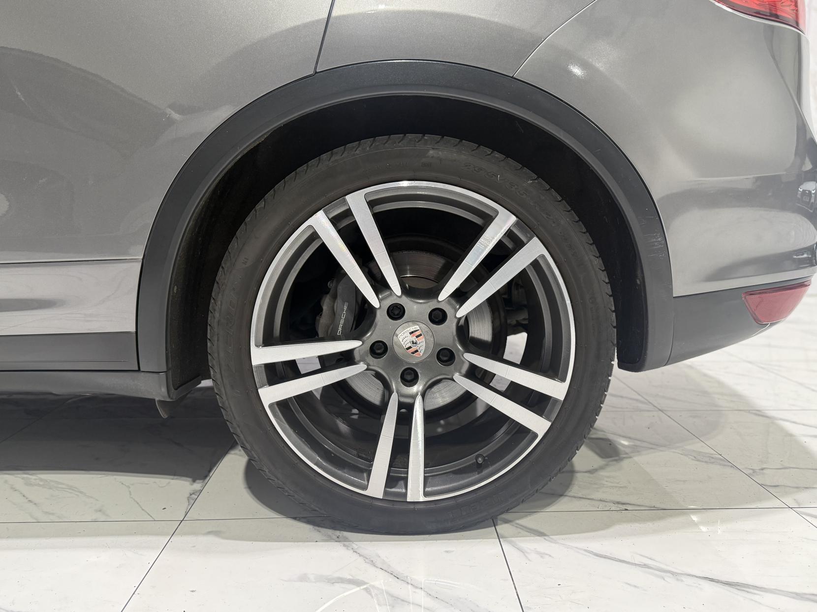 Porsche Cayenne 3.0 TD V6 SUV 5dr Diesel Tiptronic 4WD Euro 5 (s/s) (240 ps)