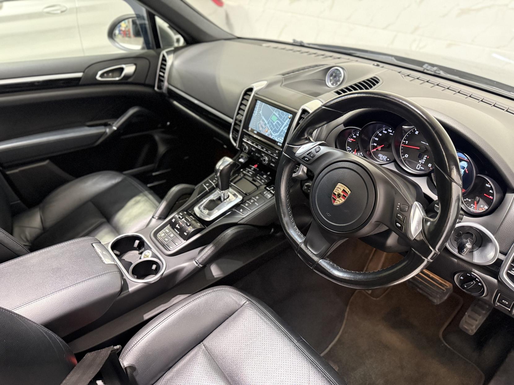 Porsche Cayenne 3.0 TD V6 SUV 5dr Diesel Tiptronic 4WD Euro 5 (s/s) (240 ps)