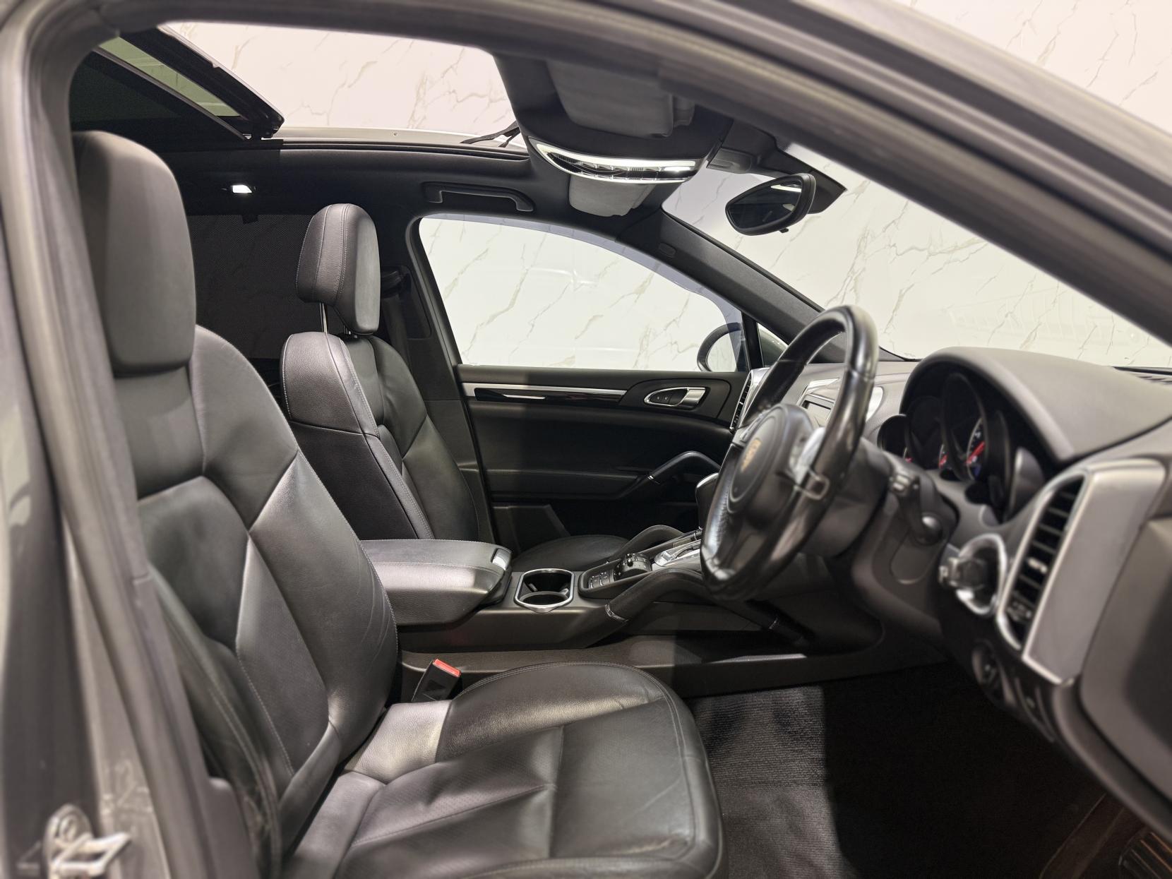 Porsche Cayenne 3.0 TD V6 SUV 5dr Diesel Tiptronic 4WD Euro 5 (s/s) (240 ps)