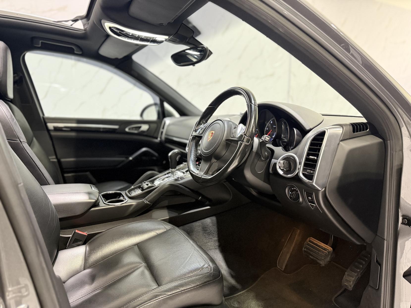 Porsche Cayenne 3.0 TD V6 SUV 5dr Diesel Tiptronic 4WD Euro 5 (s/s) (240 ps)