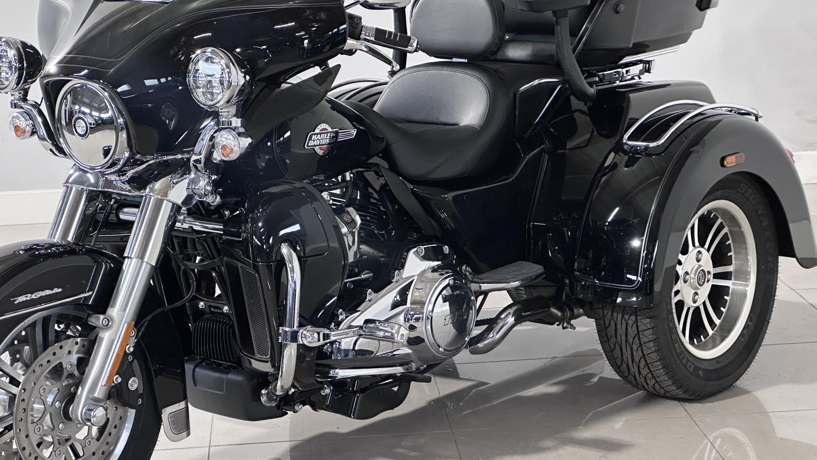 Harley-Davidson Trike 1868 FLHTCUTG Tri Glide Ultra Three Wheeler Petrol Manual Euro 5 (88 ps)