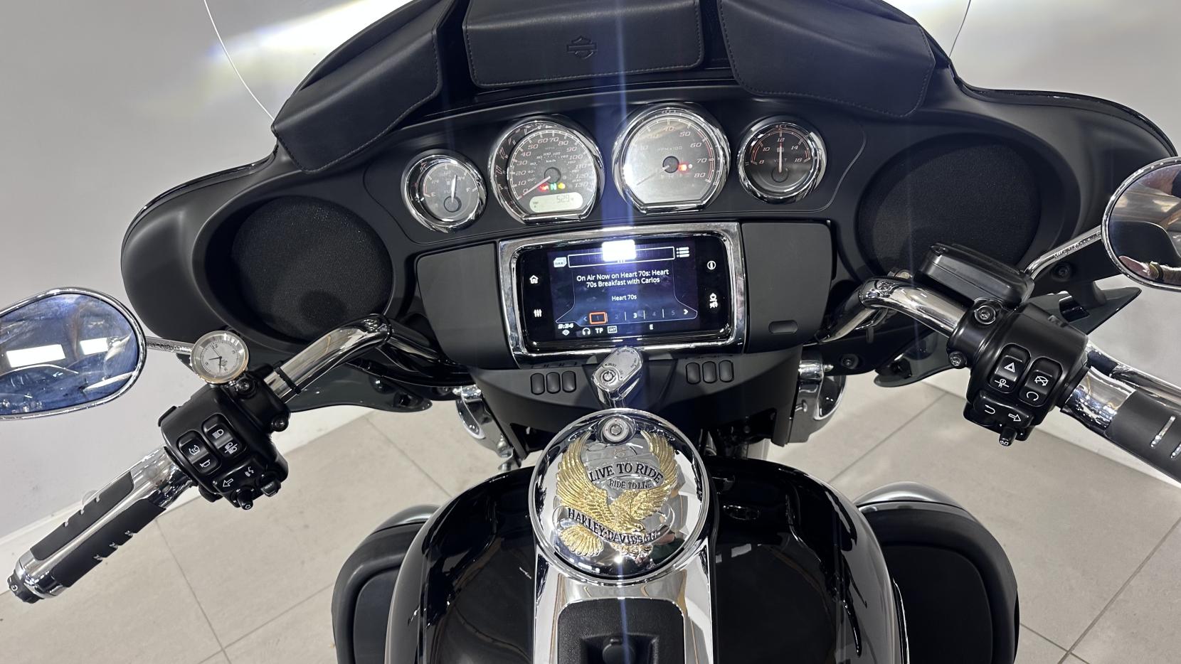 Harley-Davidson Trike 1868 FLHTCUTG Tri Glide Ultra Three Wheeler Petrol Manual Euro 5 (88 ps)