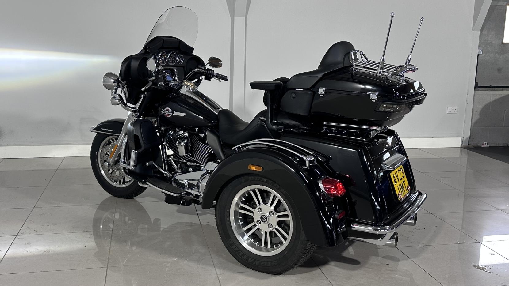 Harley-Davidson Trike 1868 FLHTCUTG Tri Glide Ultra Three Wheeler Petrol Manual Euro 5 (88 ps)