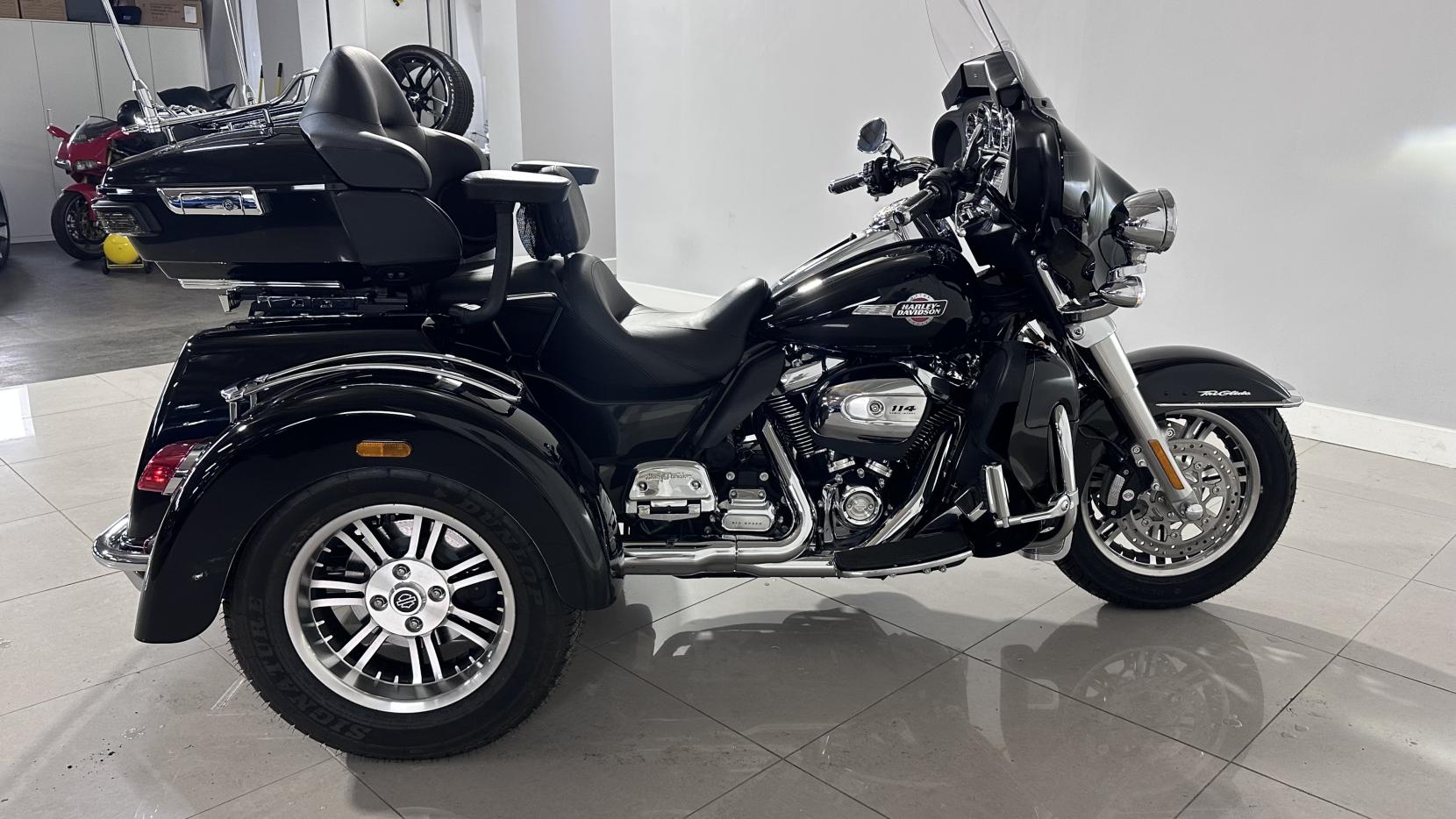 Harley-Davidson Trike 1868 FLHTCUTG Tri Glide Ultra Three Wheeler Petrol Manual Euro 5 (88 ps)