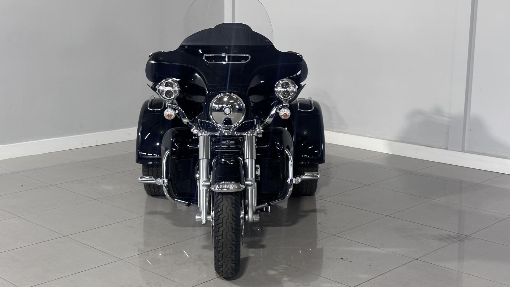 Harley-Davidson Trike 1868 FLHTCUTG Tri Glide Ultra Three Wheeler Petrol Manual Euro 5 (88 ps)