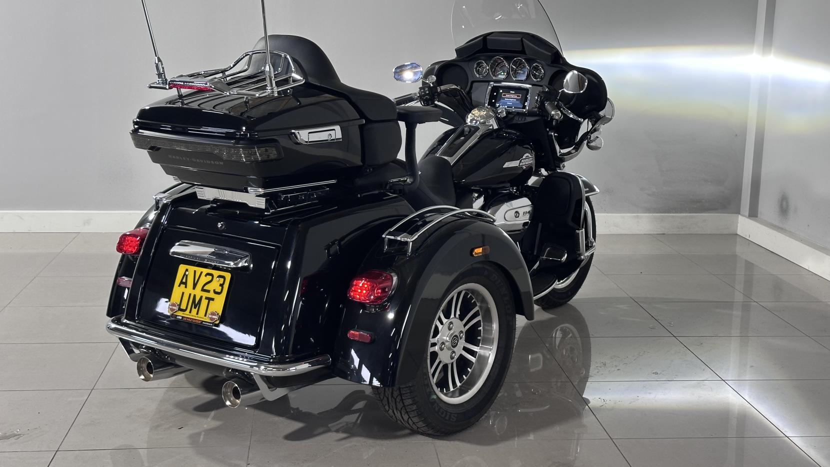 Harley-Davidson Trike 1868 FLHTCUTG Tri Glide Ultra Three Wheeler Petrol Manual Euro 5 (88 ps)