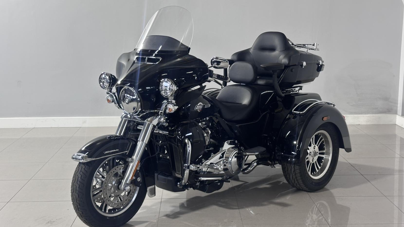 Harley-Davidson Trike 1868 FLHTCUTG Tri Glide Ultra Three Wheeler Petrol Manual Euro 5 (88 ps)