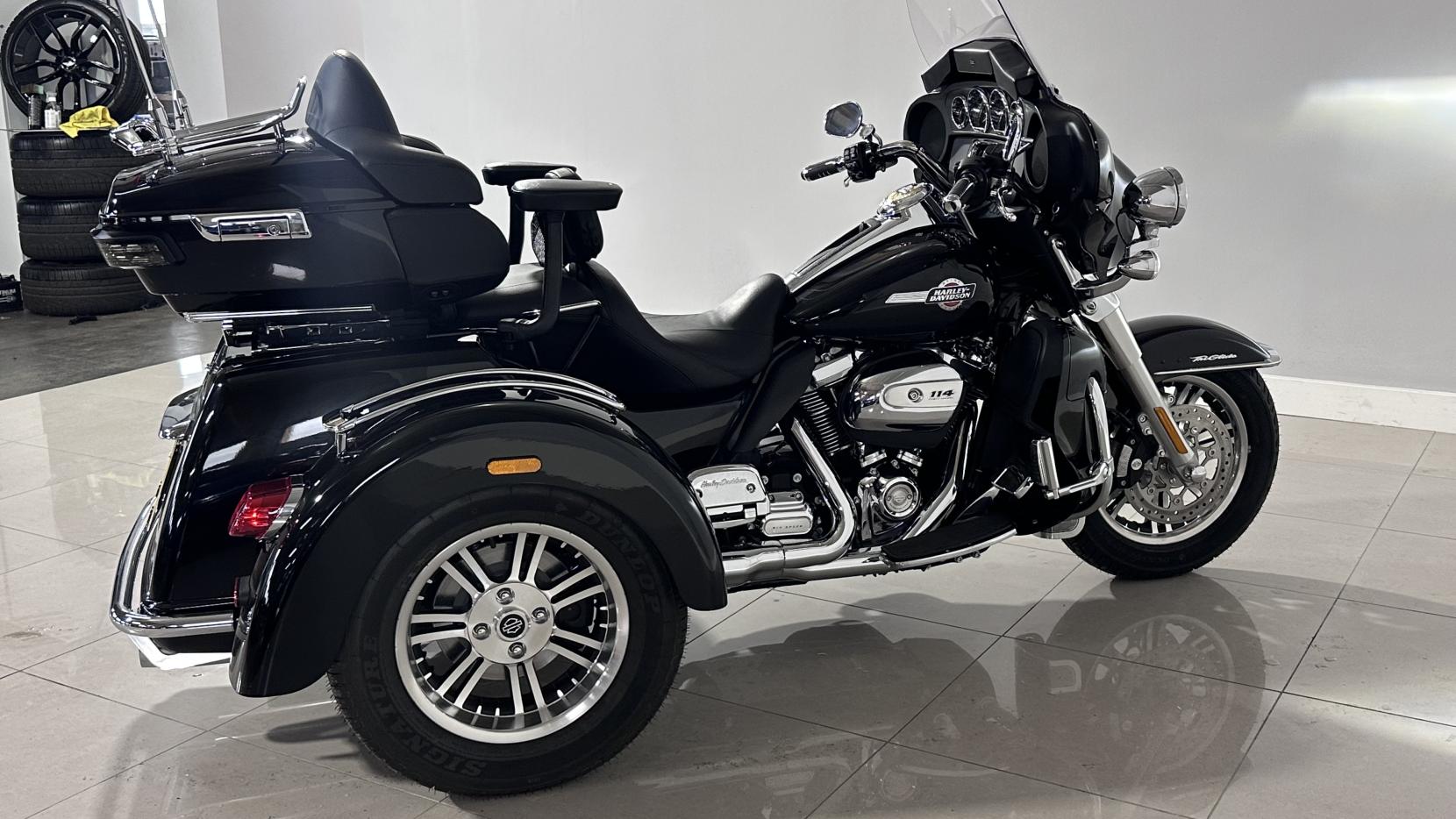 Harley-Davidson Trike 1868 FLHTCUTG Tri Glide Ultra Three Wheeler Petrol Manual Euro 5 (88 ps)