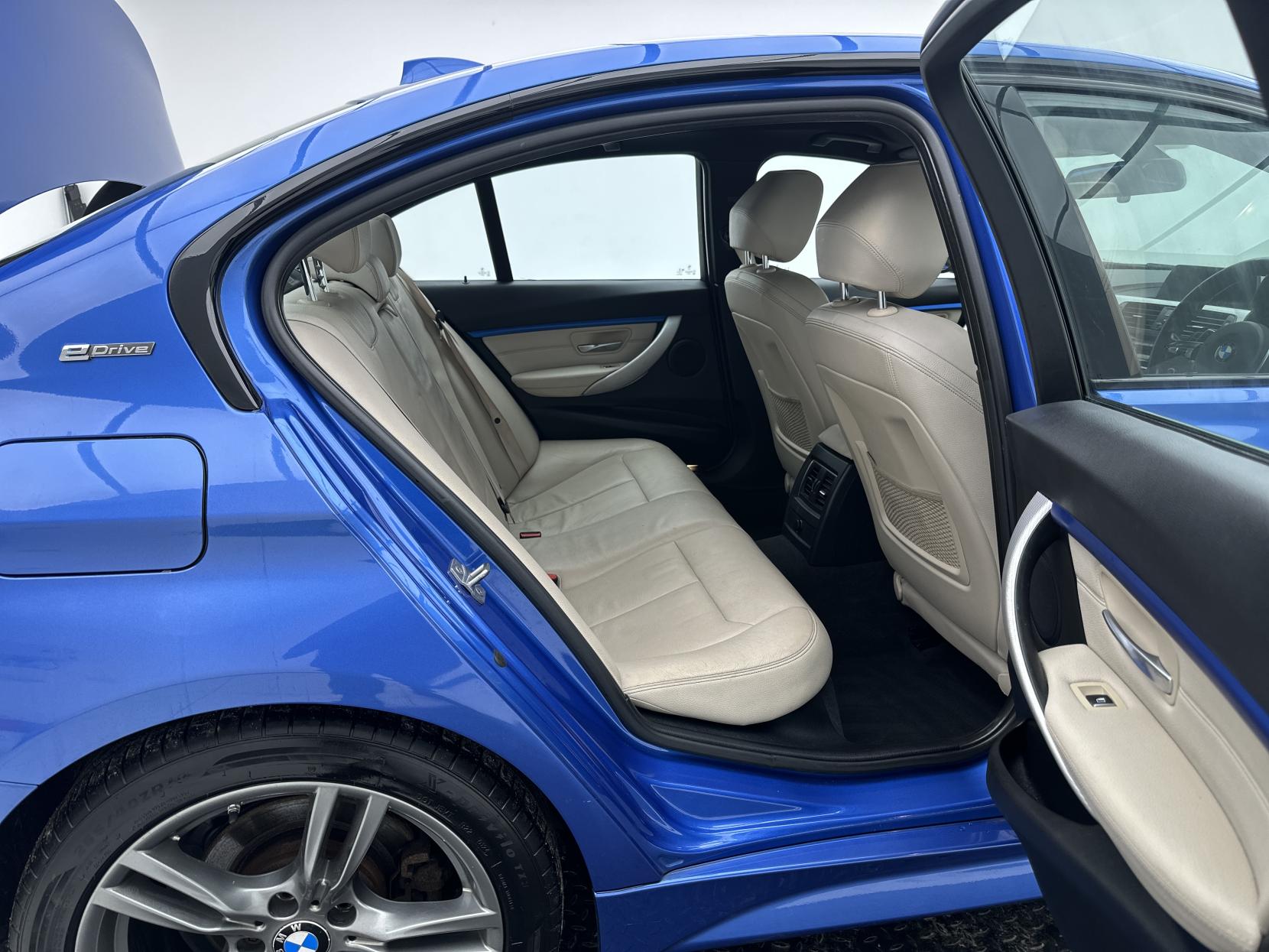 BMW 3 Series 2.0 330e 7.6kWh M Sport Saloon 4dr Petrol Plug-in Hybrid Auto Euro 6 (s/s) (252 ps)