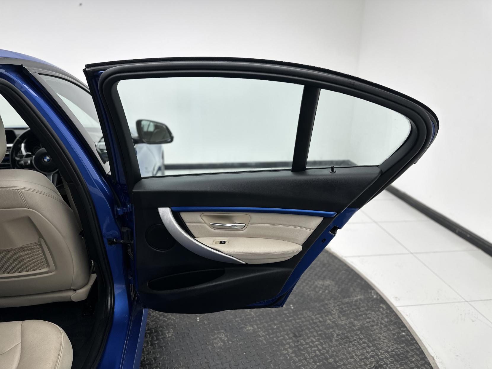 BMW 3 Series 2.0 330e 7.6kWh M Sport Saloon 4dr Petrol Plug-in Hybrid Auto Euro 6 (s/s) (252 ps)