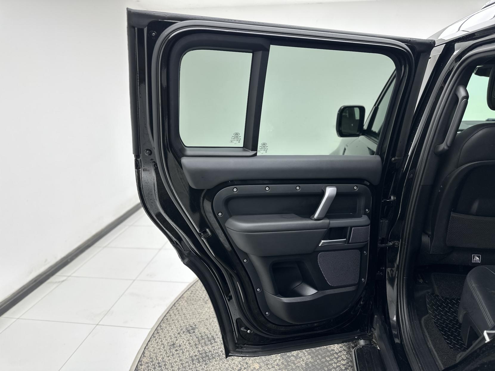 Land Rover Defender 110 3.0 D300 MHEV X-Dynamic HSE SUV 5dr Diesel Auto 4WD Euro 6 (s/s) (300 ps)