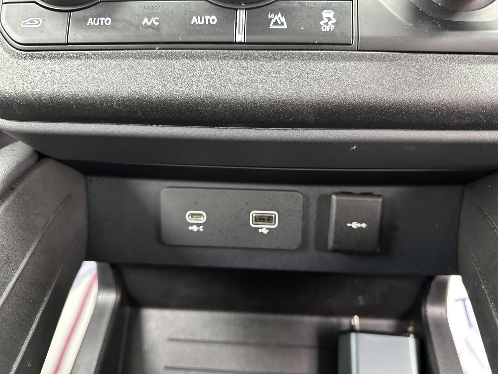 Land Rover Defender 110 3.0 D300 MHEV X-Dynamic HSE SUV 5dr Diesel Auto 4WD Euro 6 (s/s) (300 ps)