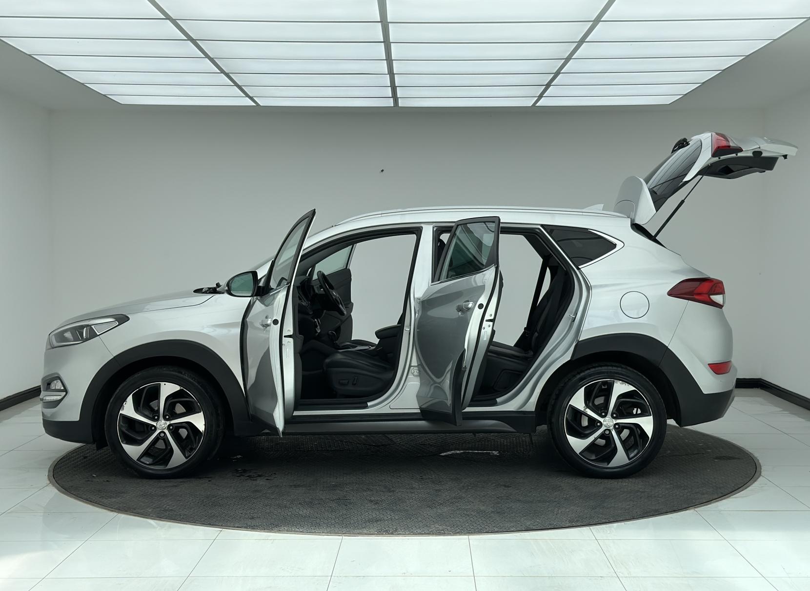Hyundai TUCSON 2.0 CRDi Premium SUV 5dr Diesel Auto 4WD Euro 6 (136 ps)