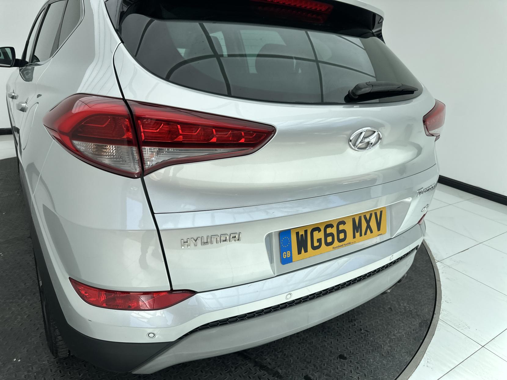 Hyundai TUCSON 2.0 CRDi Premium SUV 5dr Diesel Auto 4WD Euro 6 (136 ps)
