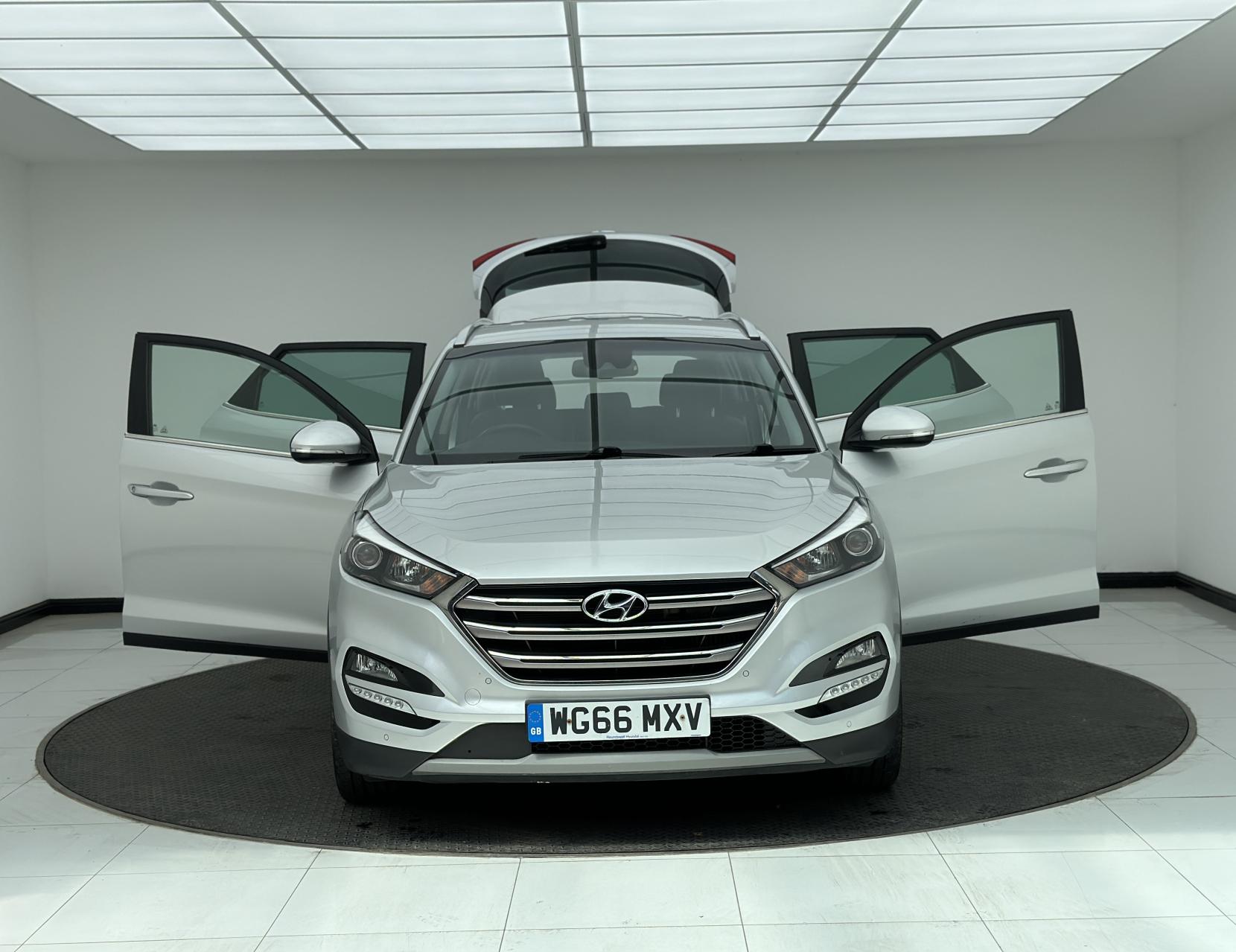 Hyundai TUCSON 2.0 CRDi Premium SUV 5dr Diesel Auto 4WD Euro 6 (136 ps)