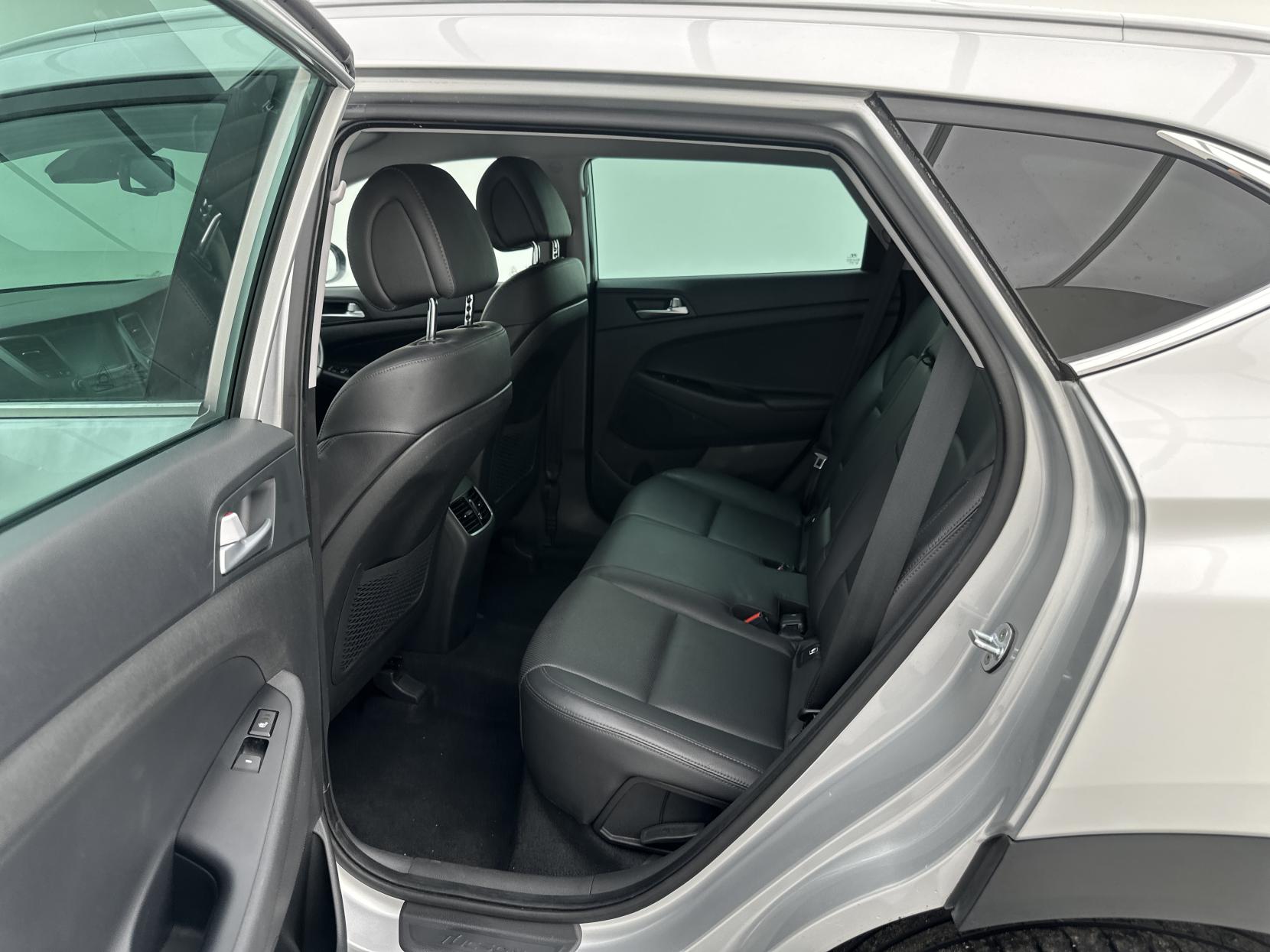 Hyundai TUCSON 2.0 CRDi Premium SUV 5dr Diesel Auto 4WD Euro 6 (136 ps)
