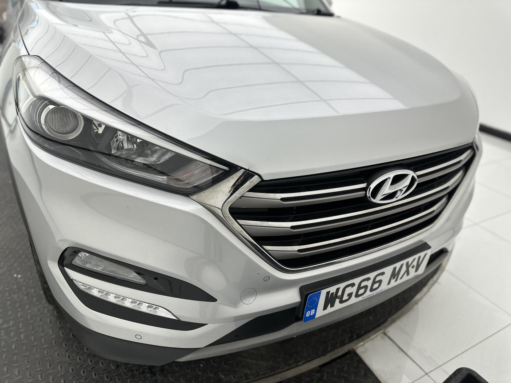 Hyundai TUCSON 2.0 CRDi Premium SUV 5dr Diesel Auto 4WD Euro 6 (136 ps)