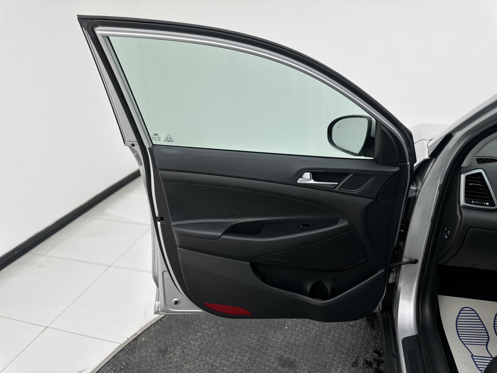 Hyundai TUCSON 2.0 CRDi Premium SUV 5dr Diesel Auto 4WD Euro 6 (136 ps)