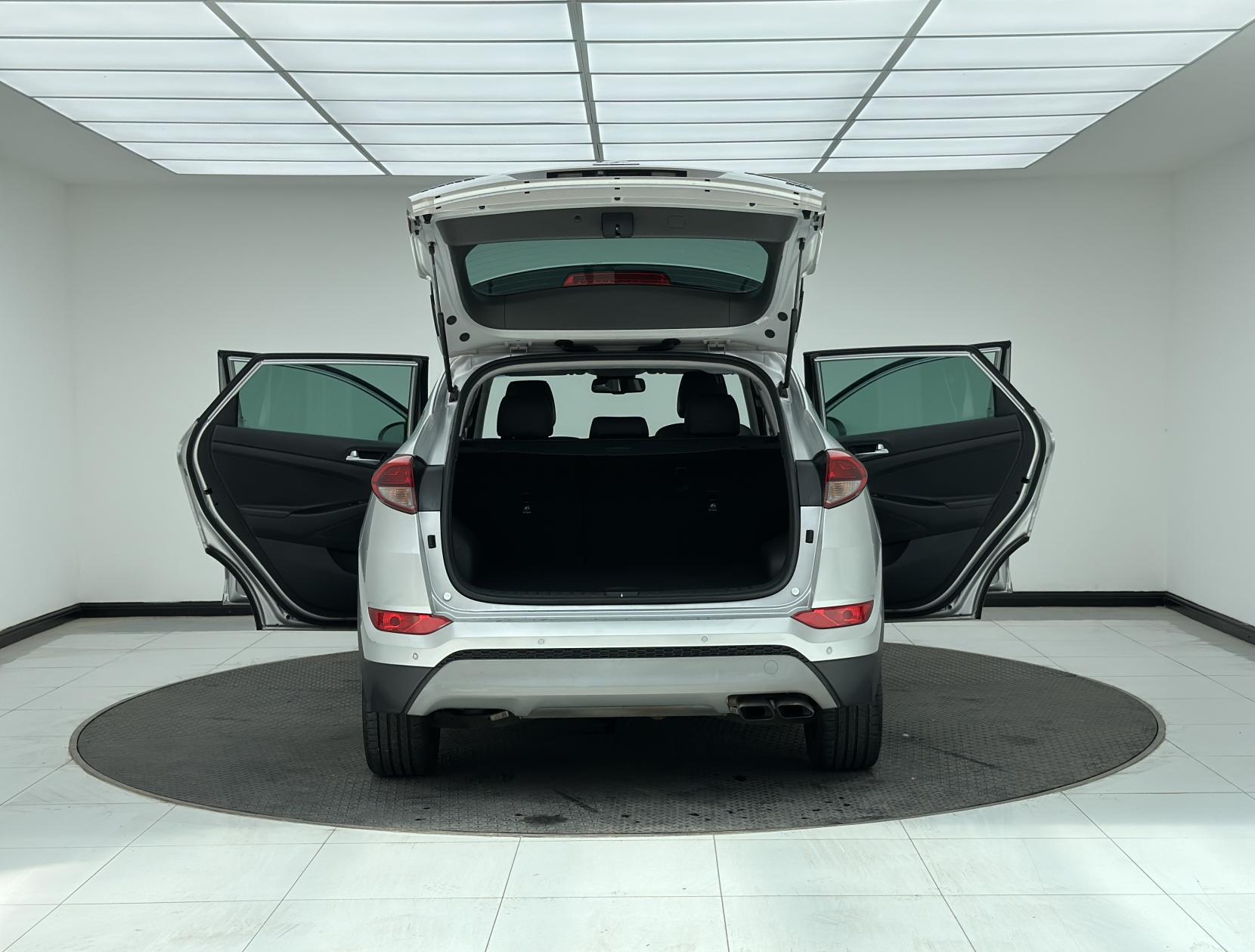 Hyundai TUCSON 2.0 CRDi Premium SUV 5dr Diesel Auto 4WD Euro 6 (136 ps)