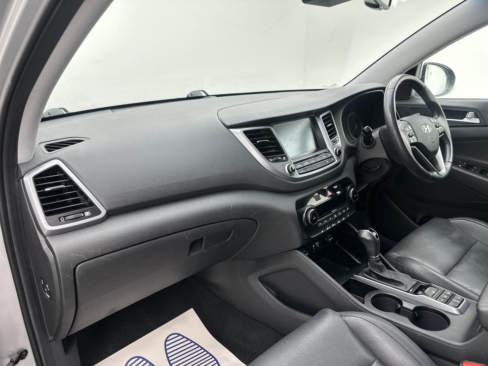 Hyundai TUCSON 2.0 CRDi Premium SUV 5dr Diesel Auto 4WD Euro 6 (136 ps)