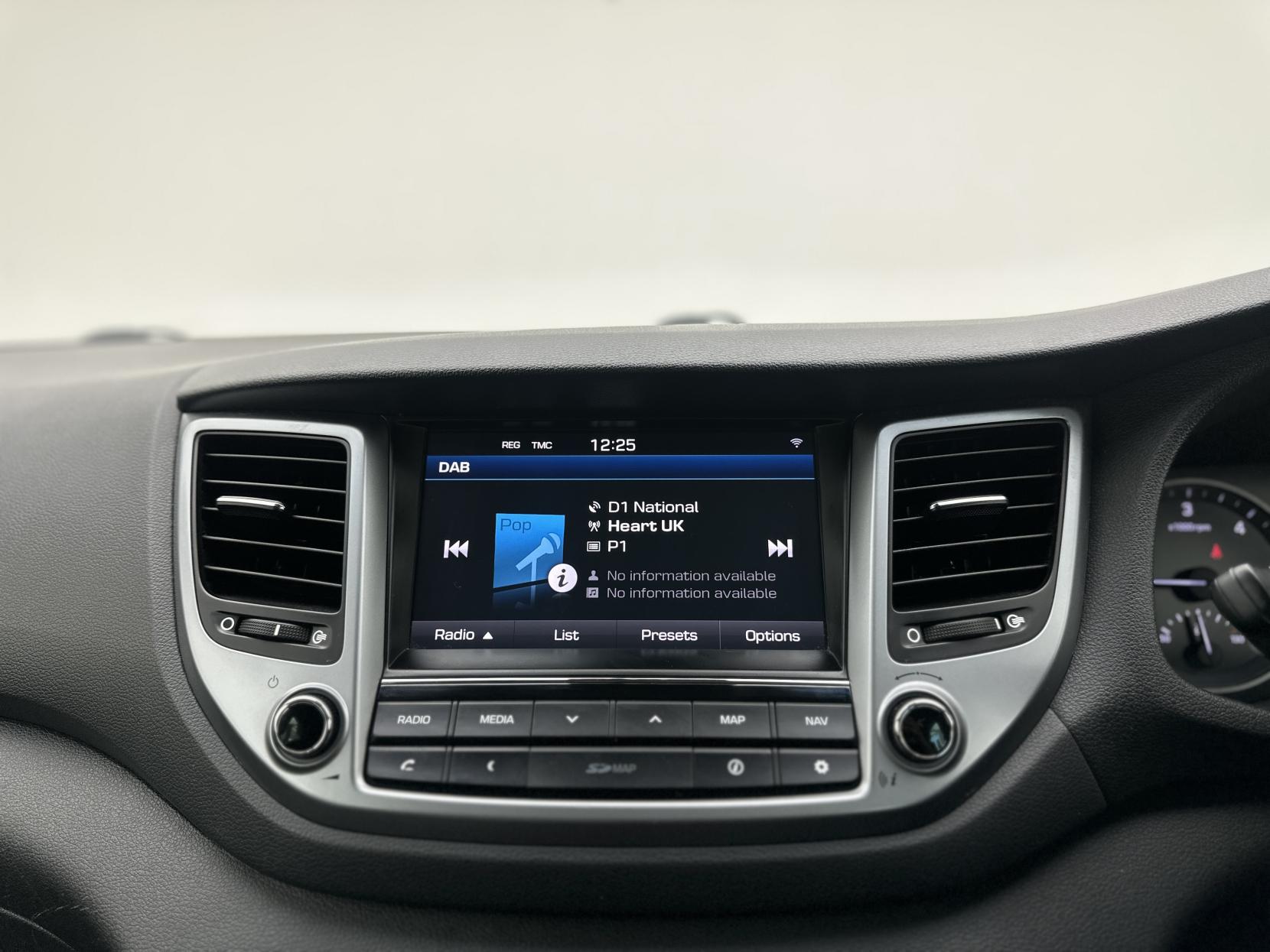 Hyundai TUCSON 2.0 CRDi Premium SUV 5dr Diesel Auto 4WD Euro 6 (136 ps)