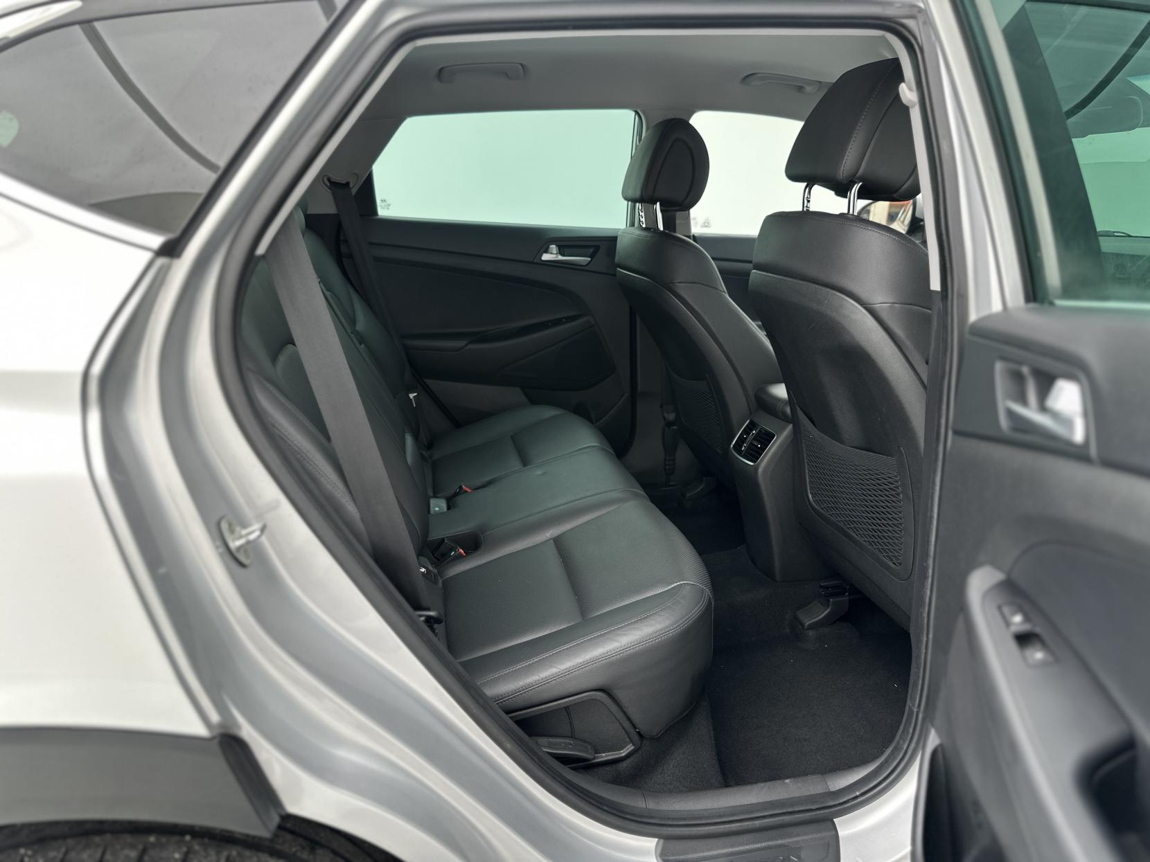 Hyundai TUCSON 2.0 CRDi Premium SUV 5dr Diesel Auto 4WD Euro 6 (136 ps)
