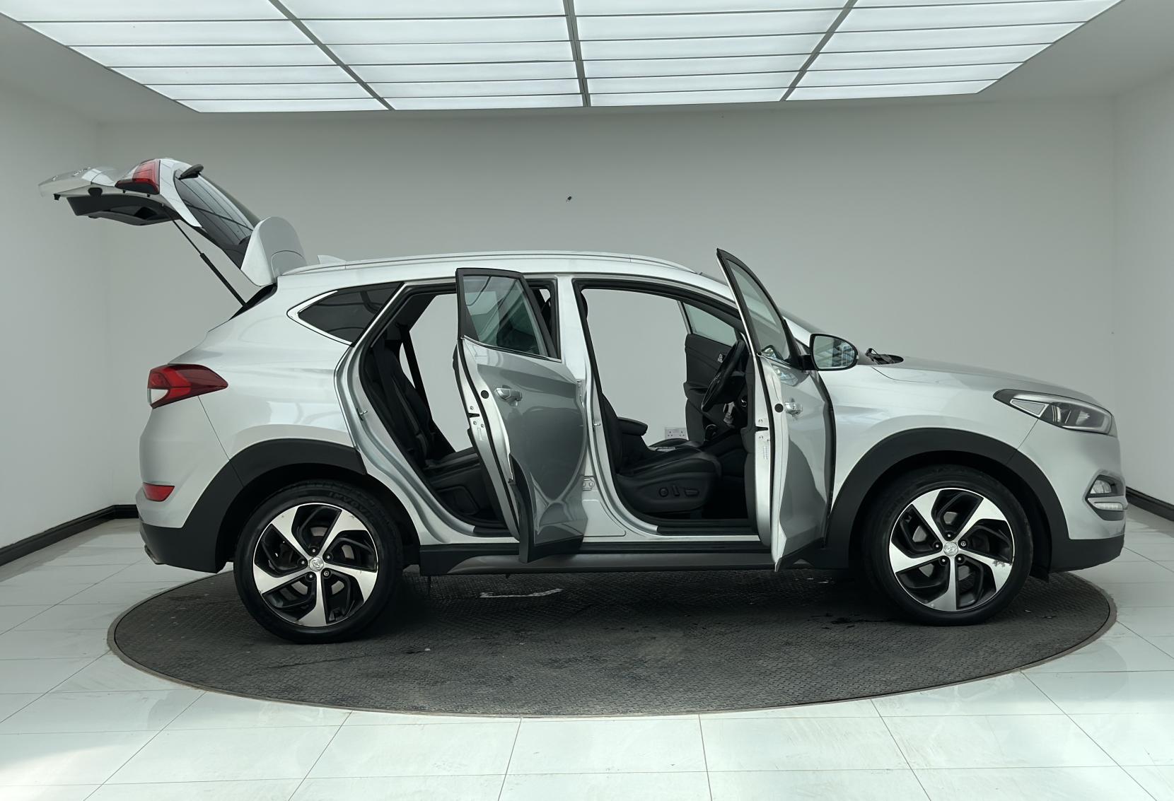 Hyundai TUCSON 2.0 CRDi Premium SUV 5dr Diesel Auto 4WD Euro 6 (136 ps)