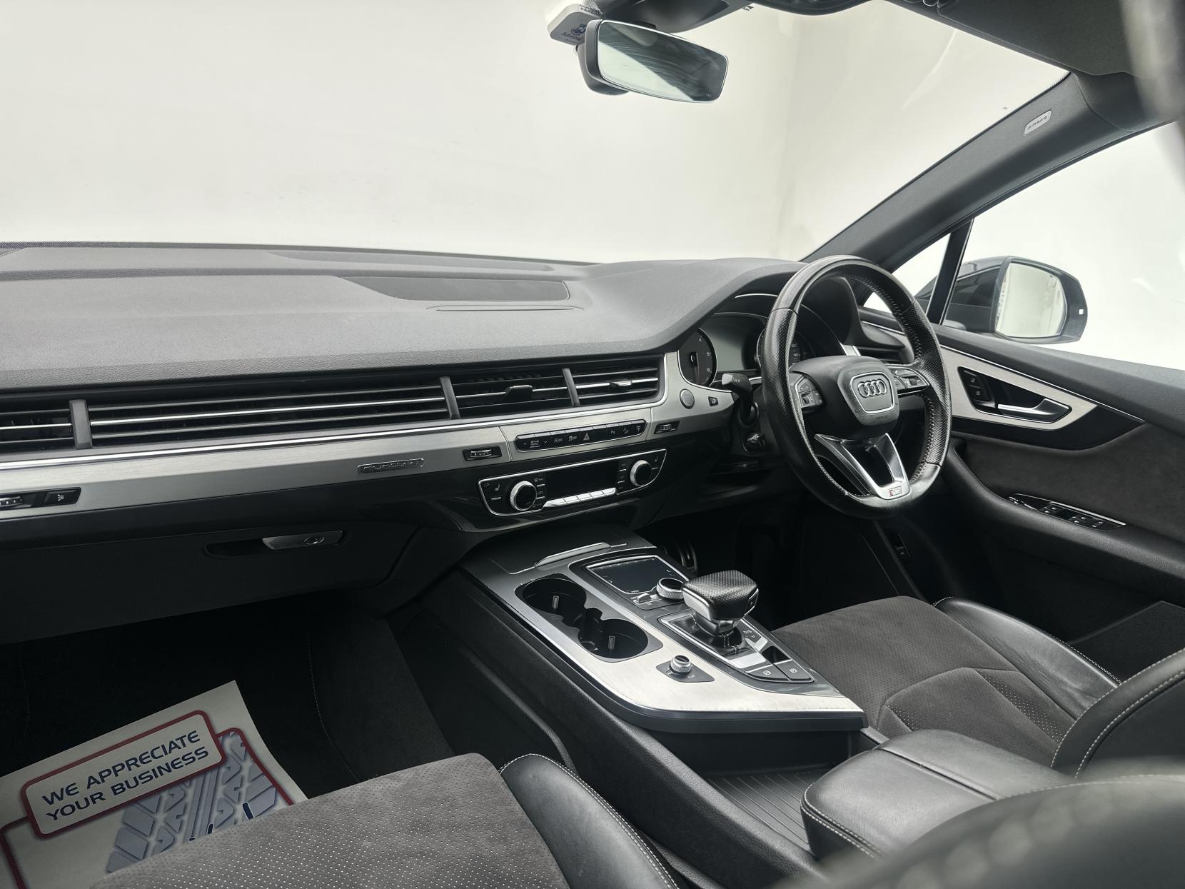 Audi Q7 3.0 TDI V6 S line SUV 5dr Diesel Tiptronic quattro Euro 6 (s/s) (218 ps)