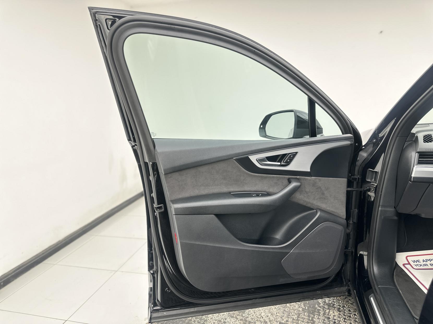 Audi Q7 3.0 TDI V6 S line SUV 5dr Diesel Tiptronic quattro Euro 6 (s/s) (218 ps)