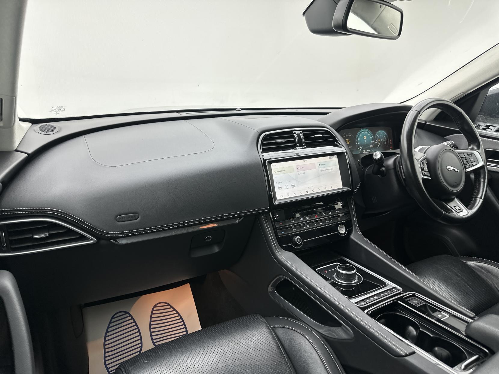 Jaguar F-PACE 2.0 D180 R-Sport SUV 5dr Diesel Auto AWD Euro 6 (s/s) (180 ps)
