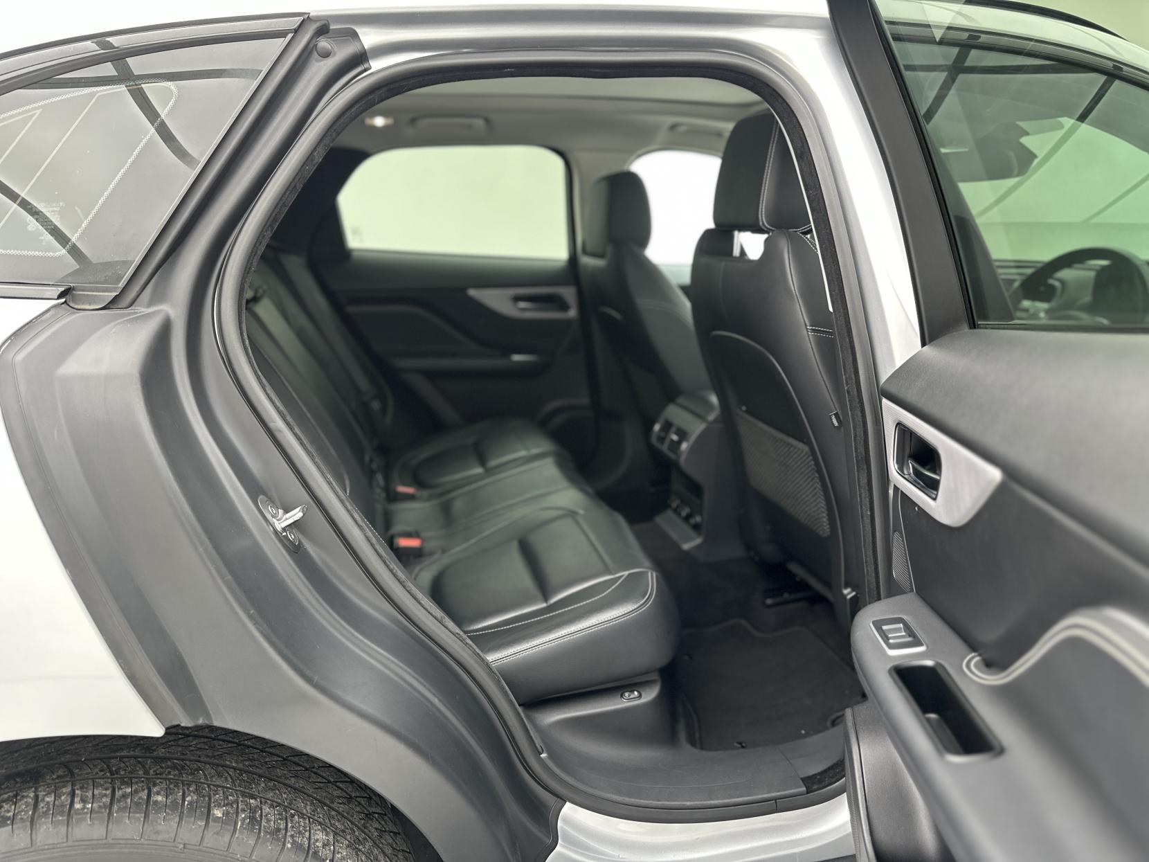 Jaguar F-PACE 2.0 D180 R-Sport SUV 5dr Diesel Auto AWD Euro 6 (s/s) (180 ps)