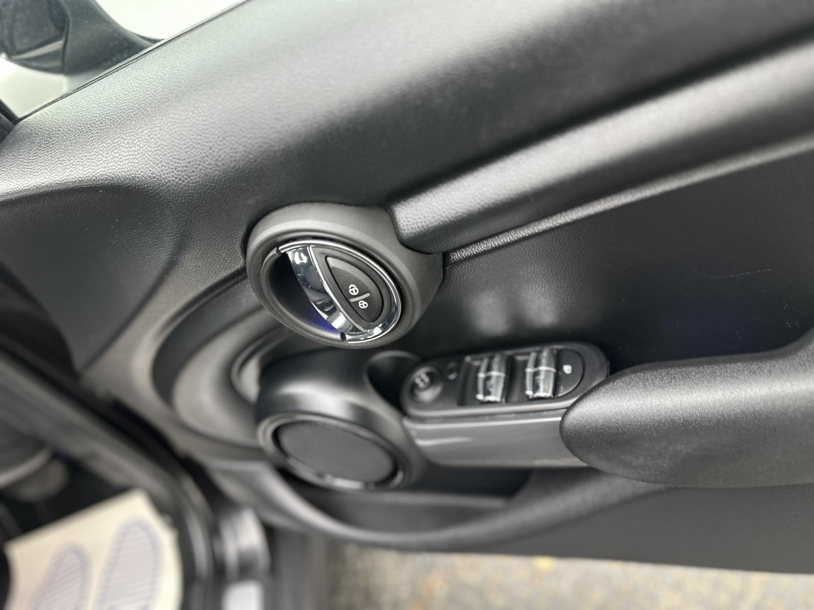 MINI Hatch 1.5 Cooper Classic Hatchback 5dr Petrol Steptronic Euro 6 (s/s) (136 ps)