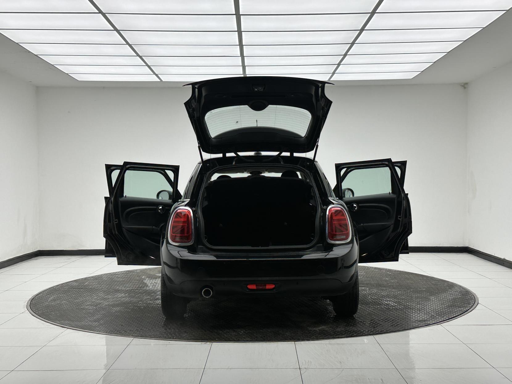 MINI Hatch 1.5 Cooper Classic Hatchback 5dr Petrol Steptronic Euro 6 (s/s) (136 ps)