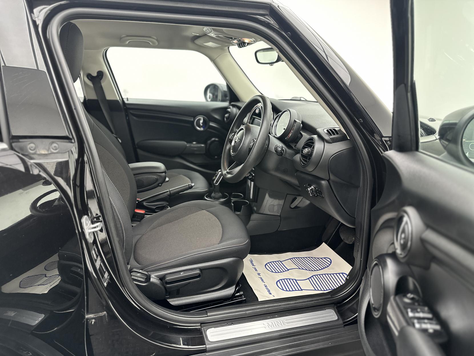 MINI Hatch 1.5 Cooper Classic Hatchback 5dr Petrol Steptronic Euro 6 (s/s) (136 ps)