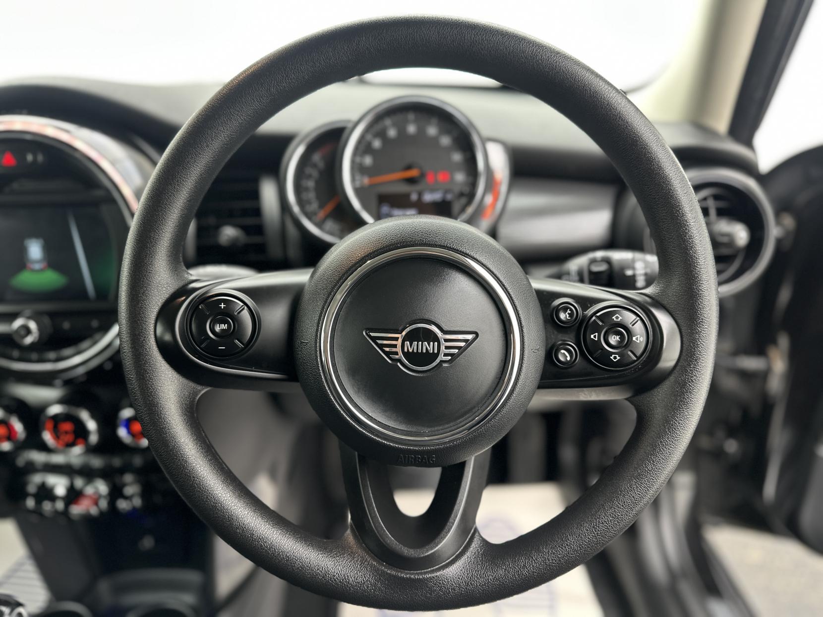 MINI Hatch 1.5 Cooper Classic Hatchback 5dr Petrol Steptronic Euro 6 (s/s) (136 ps)