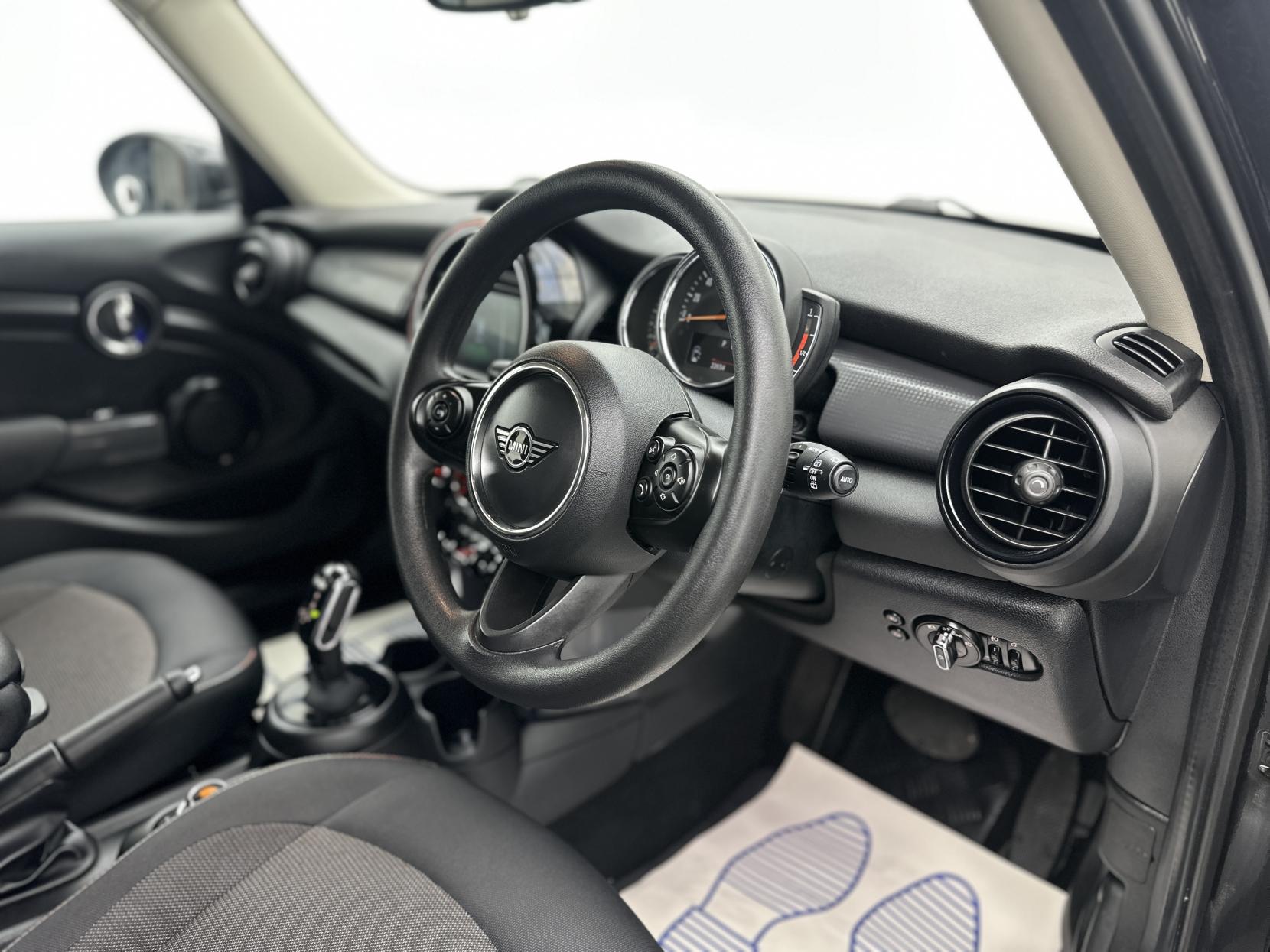 MINI Hatch 1.5 Cooper Classic Hatchback 5dr Petrol Steptronic Euro 6 (s/s) (136 ps)