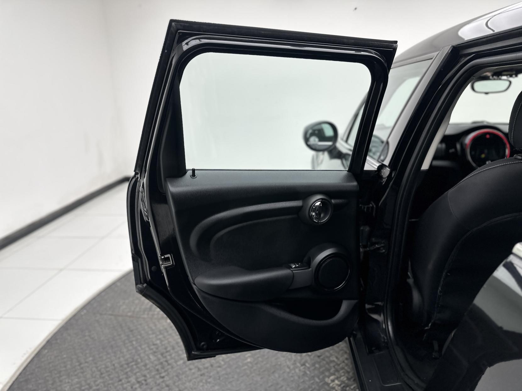 MINI Hatch 1.5 Cooper Classic Hatchback 5dr Petrol Steptronic Euro 6 (s/s) (136 ps)